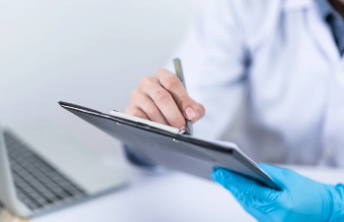 doctor messaging patients